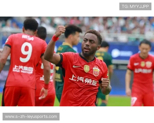 上海海港前锋李明连中两球，稳住领先优势