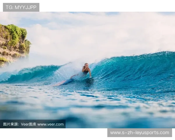 冲浪女孩浪上跳跃摆心形pose