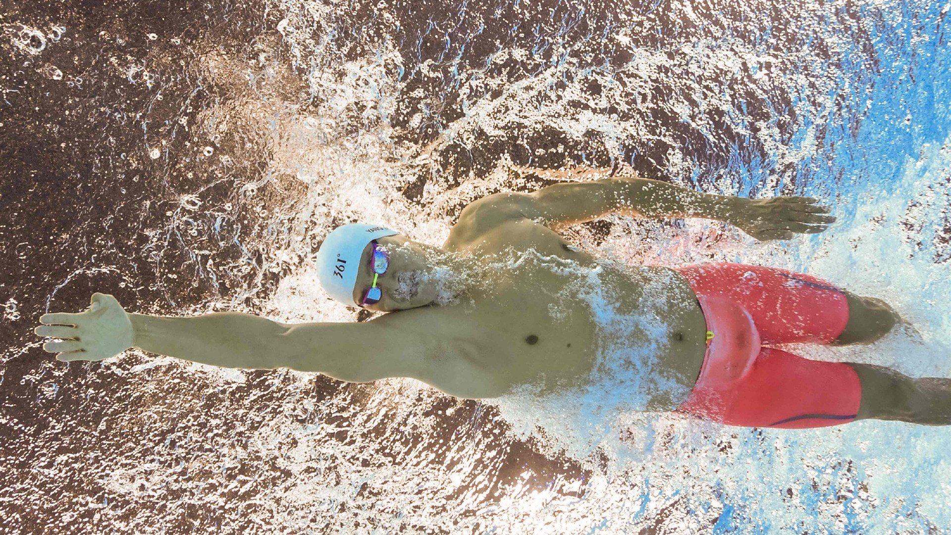 世界杯：日本全队鞠躬向球迷致意 收获全球尊重