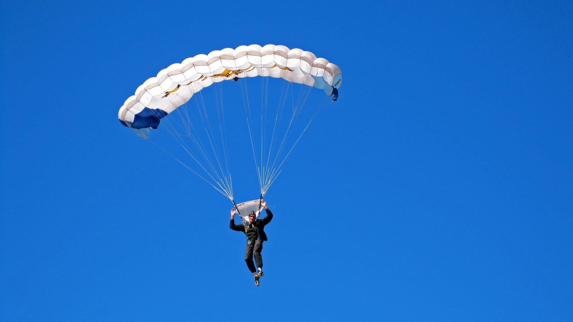 世界杯:日本全队鞠躬向球迷致意 收获全球尊重